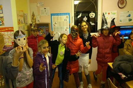 Učenici školskog uzrasta Halloween